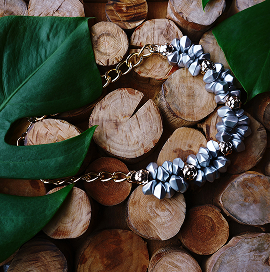 Goldene Halskette mit Vogel